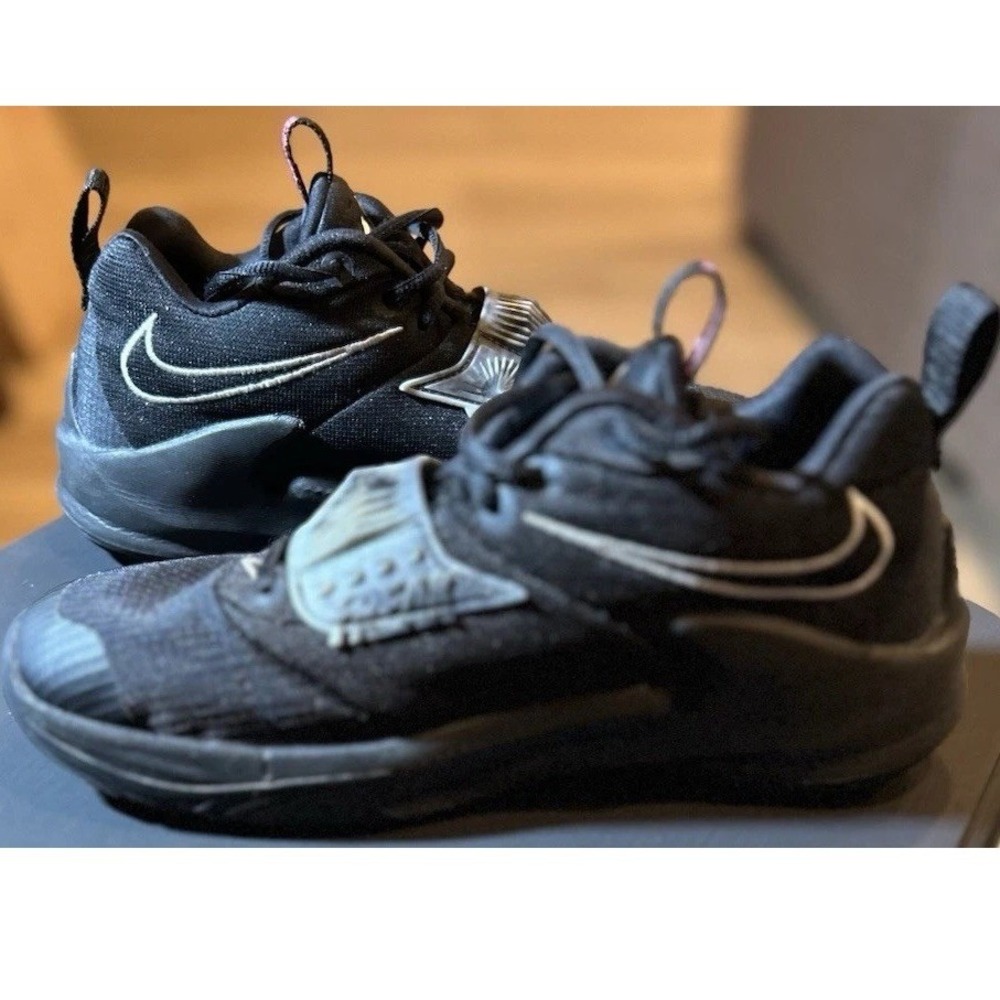 Nike Zoom Freaks 3‎ Basketball youth Shoes Size 5.5